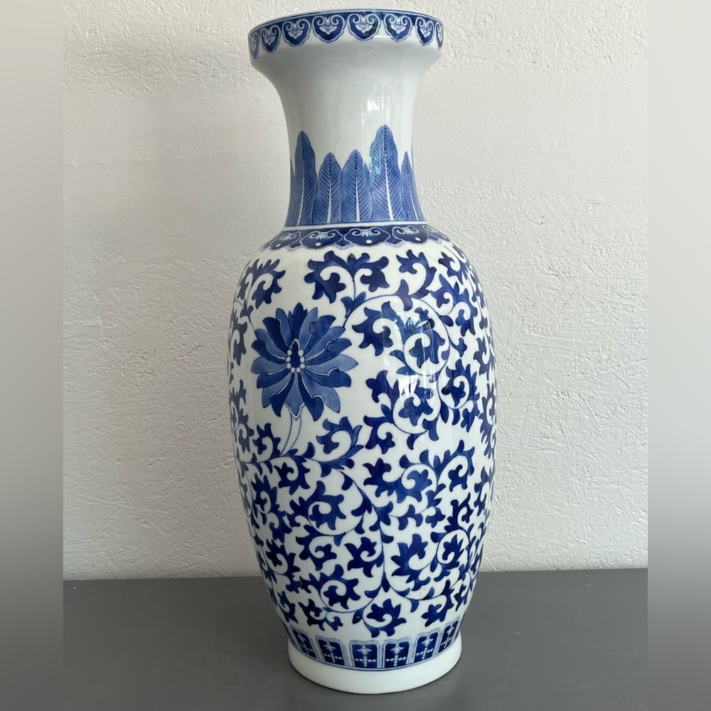Decorative Ornate Classic Floral Porcelain Fishtail Table Vase Blue and White